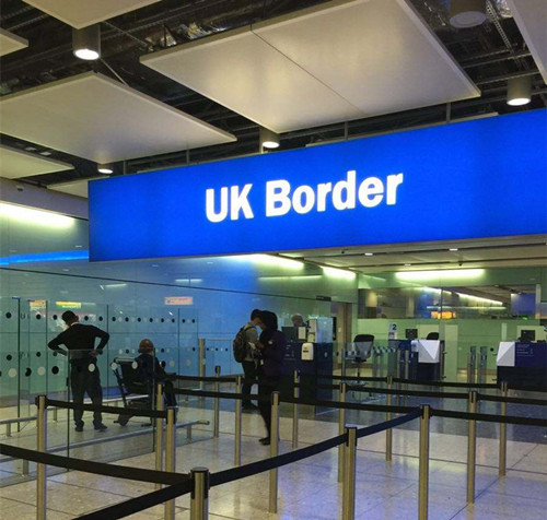 持有英国夏令营团签签证可以自己入境英国吗？